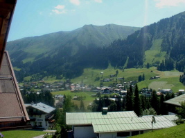 Blick nach Osten - das Dorf Riezlern im Hintergrund Blick nach Osten - das Dorf Riezlern im Hintergrund